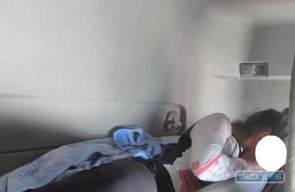 Одесские пограничники обнаружили в грузовике девушку, которая пряталась от них под одеялами
