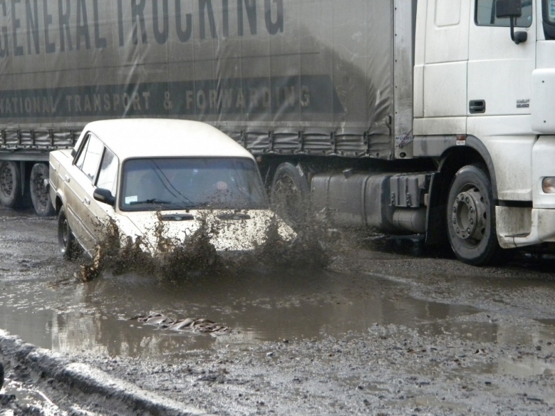 Десятки автомобилей и грузовиков проваливались и тонули на важной магистрале в Одессе  