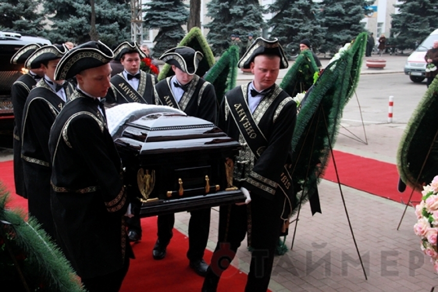 Друзья и родственники погибших в авиакатастрофе простились с ними в Одессе