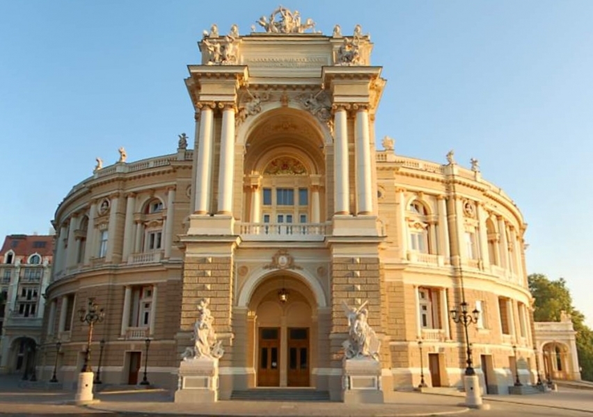 Школьники, студенты, военнослужащие и ветераны смогут ходить в Одесский оперный театр бесплатно