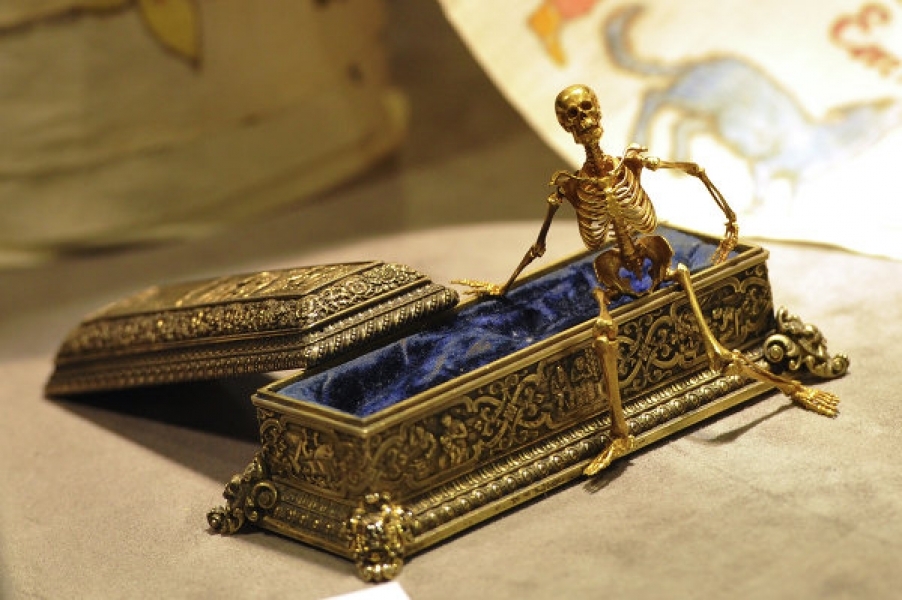 Скелет в саркофаге, который создал одесский ювелир по заказу Мишки Япончика, выставят на Сотбис
