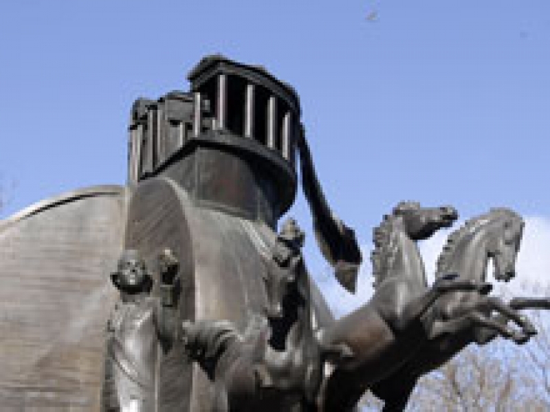 Неизвестные вандалы оторвали часть известного памятника в центре Одессы
