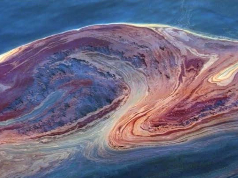Чиновники надеются, что огромное нефтяное пятно у берегов Одесщины рассосется само
