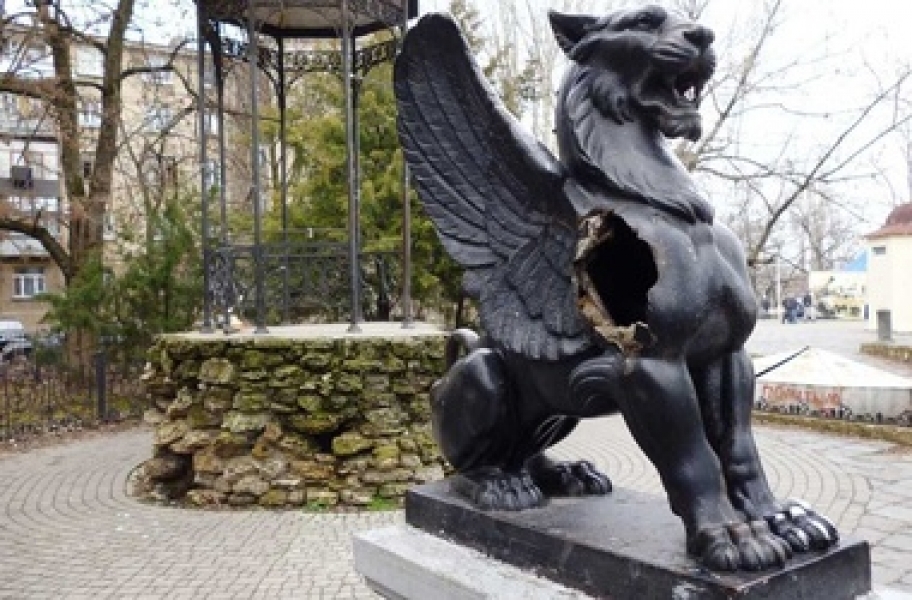 Неизвестные изуродовали старинную статую грифона в центре Одессы