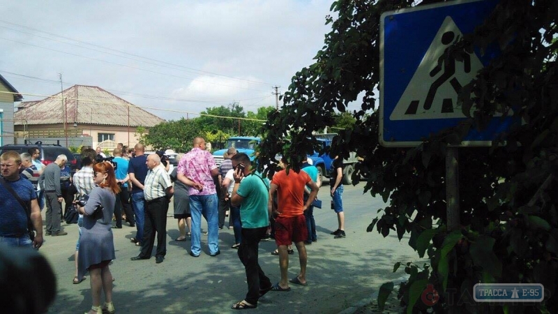 Жители села под Одессой перекрыли главную улицу, протестуя против разбитых дорог из-за проезда фур