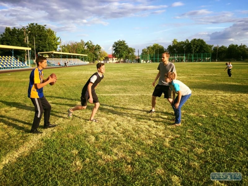 Волонтер из США занимается с детьми английским языком и американским футболом в Березовке