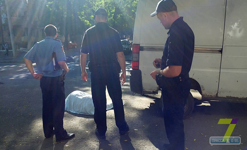 На улице в центре Одессы обнаружено тело молодого парня (фото)