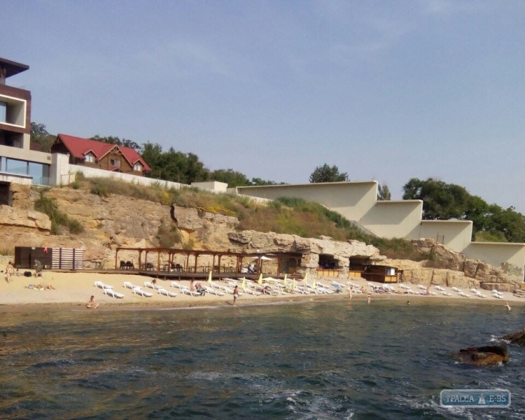 Пляж на вилле олигарха, который год назад штурмовал Саакашвили, стал коммерческим (фото)