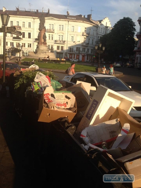 Центр Одессы завален мусором. Туристы стыдят городские власти (фото)