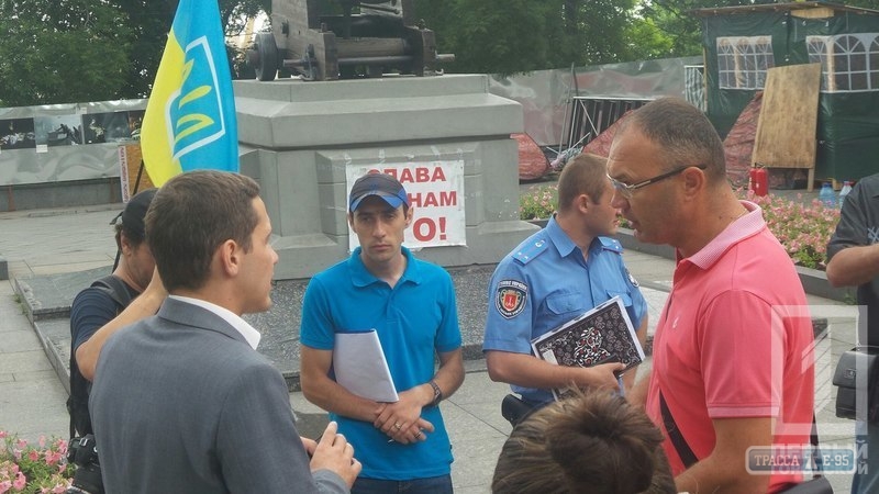 Полицейские ищут оружие в лагере митингующих под одесским горсоветом