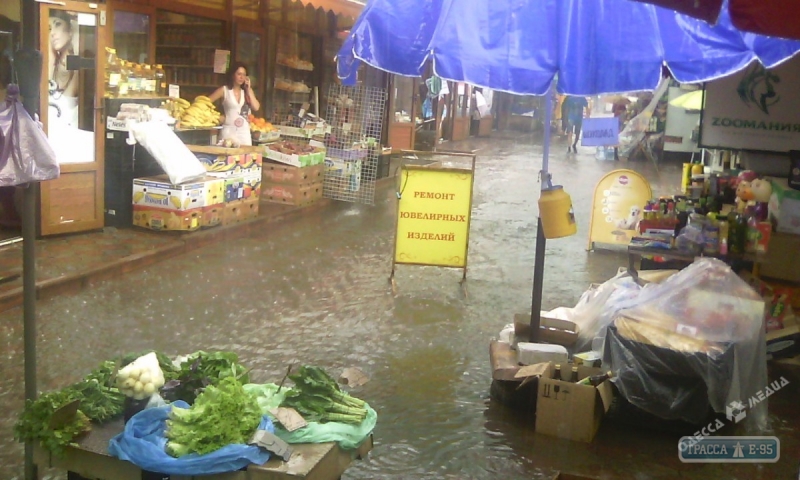 Ливень за 5 минут затопил Новый рынок в Одессе (фото)