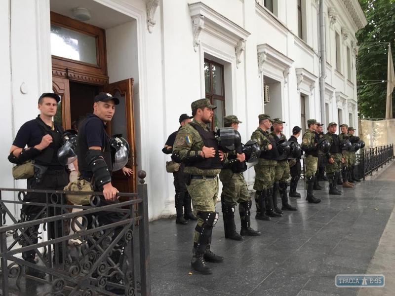 Полиция оцепила Приморский бульвар в Одессе из-за митингующих (фото)