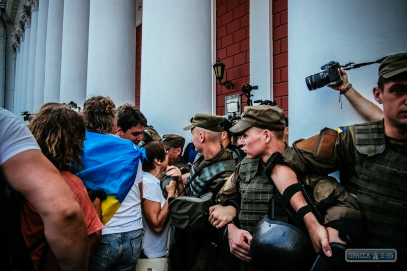 Митингующие пытались прорваться в Одесский горсовет и подрались с полицией (видео)