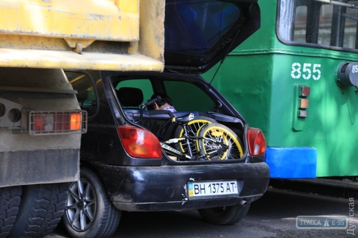 Легковушку зажало между самосвалом и троллейбусом в результате ДТП в Одессе (фото)