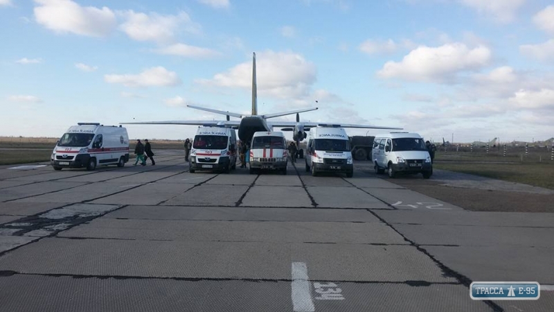 Самолет с 15 ранеными бойцами АТО прибыл в Одессу, 5 из них – в реанимации (видео)
