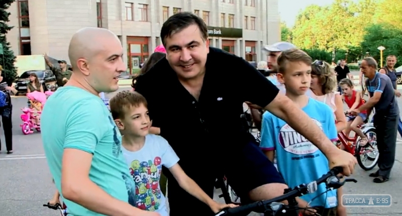 Саакашвили наконец раздал детям обещанные велосипеды, но это не конфискат
