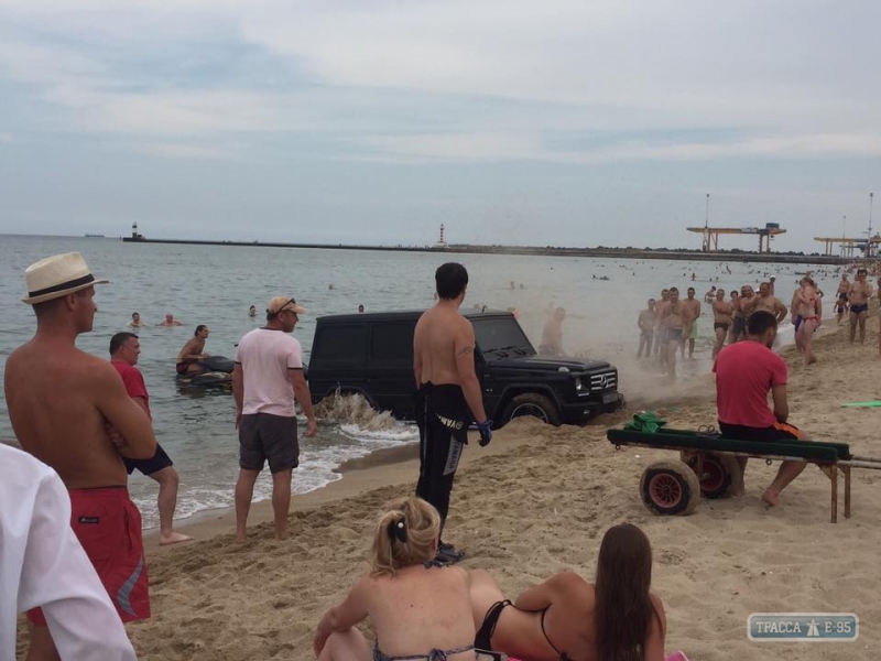 Автомобилист в Одессе утопил свой внедорожник в море (фото)