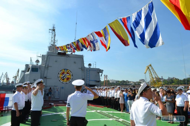 Военные моряки отметили в Одессе годовщину поднятия флага на 