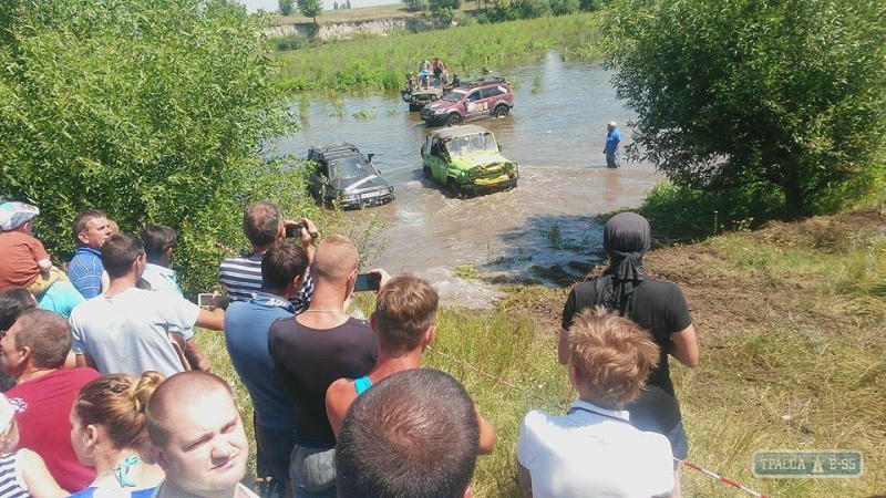 Гонки по воде и бездорожью проходят в Саврани Одесской области (фото)