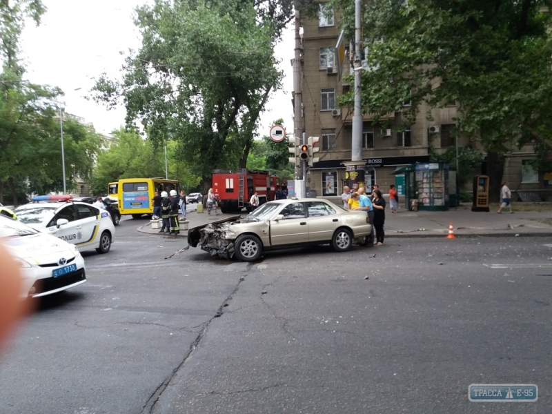 Масштабное ДТП произошло на проспекте Шевченко в Одессе. Движение парализовано (фото)
