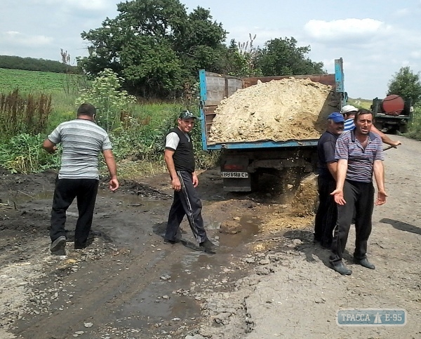 Жители Николаевского района Одесской области обустраивают дороги собственными силами