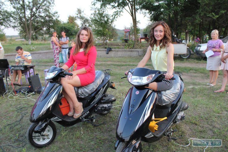 Власти Балтской громады подарили медикам двух сел скутеры