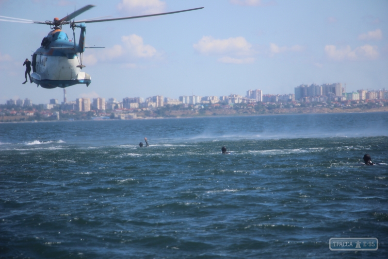 Одесские пограничники впервые выполнили беспарашутное десантирование с вертолета в море