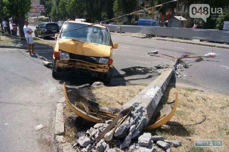 Микроавтобус снес столб на поселке Котовского в Одессе