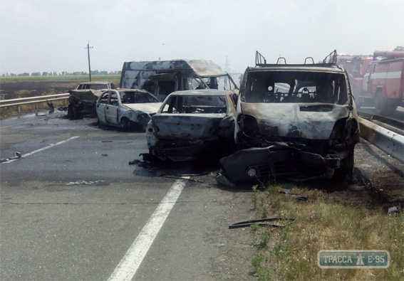 На трассе Одесса-Киев масштабная авария. Автомобили столкнулись и загорелись, есть погибшие 