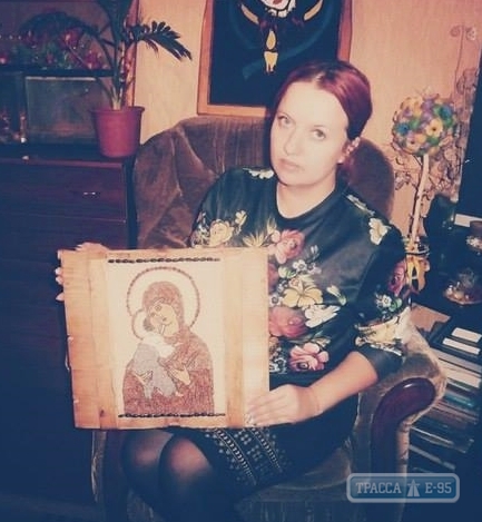 Художница из Кодымского района украсила иконой из зерен ящик от боеприпасов из зоны АТО
