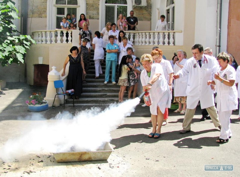 Медики и посетители одесского Центра имени Резника учились тушить пожар (фото)