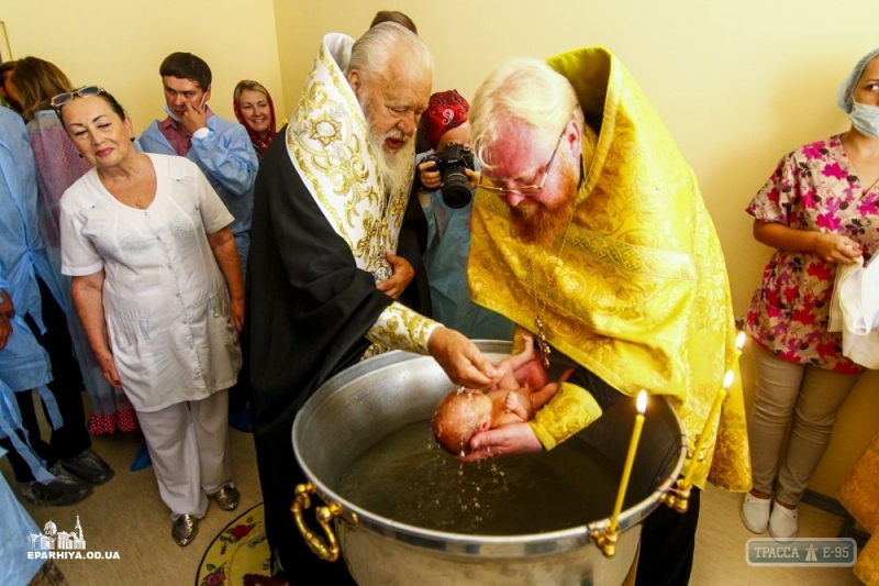 Митрополит Агафангел крестил одесских пятерняшек (фото)