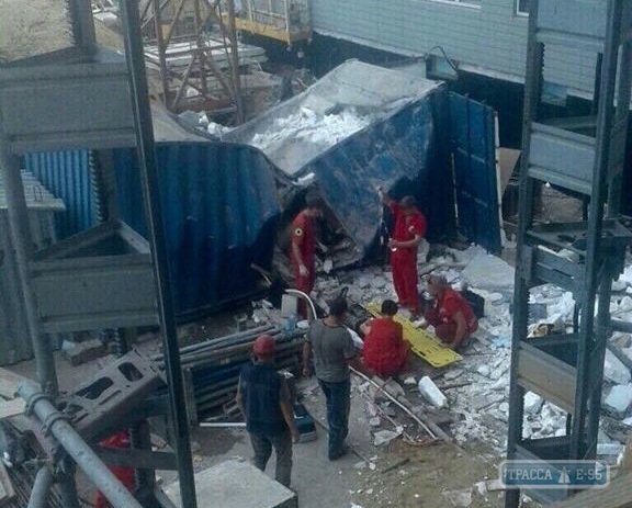 Бетонная плита упала на рабочих на стройплощадке в Одессе