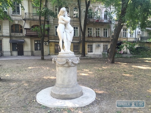 Мэрия обещает восстановить поврежденную вандалами знаменитую скульптуру возле Одесской оперы