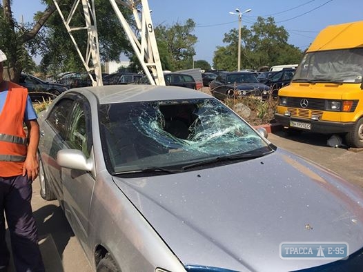 Патриоты разбили автомобиль с георгиевской ленточкой в Одессе (фото)