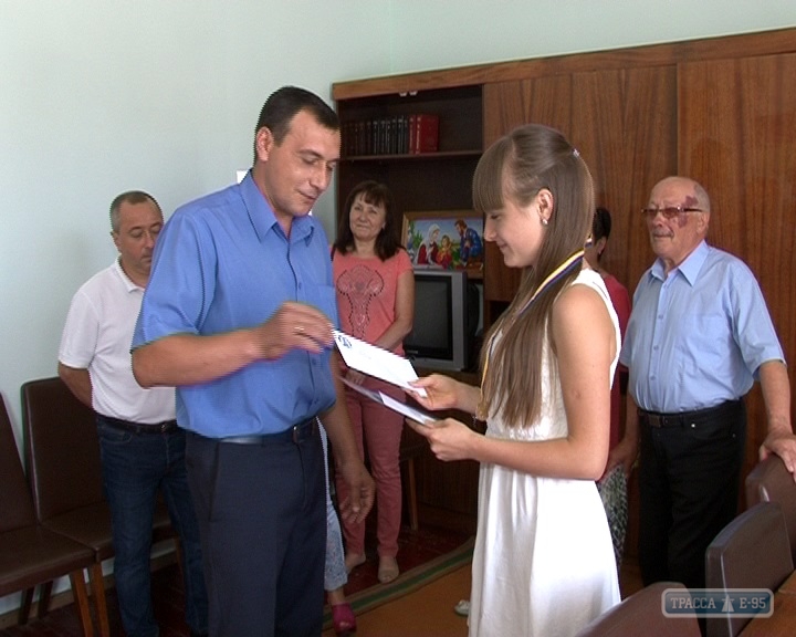 Благотворительный фонд вручил денежное вознаграждение выпускнице-медалистке из Любашевского района