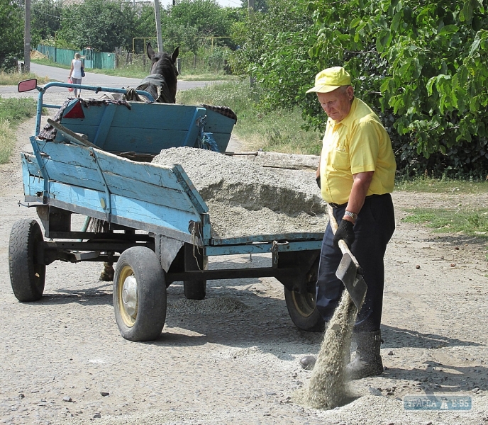 В Любашевке 80-летний дедушка сам отремонтировал дорогу