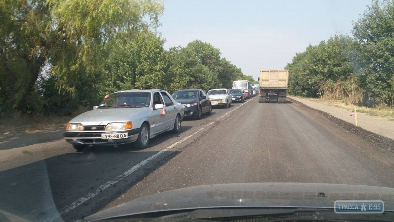 Из-за ремонта на трассе Одесса – Рени автомобили стоят в пробке (фото)