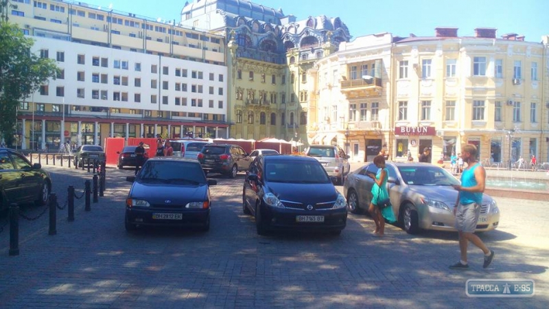 Стихийная парковка образовалась из-за установки памятника на Греческой площади в Одессе (фото)