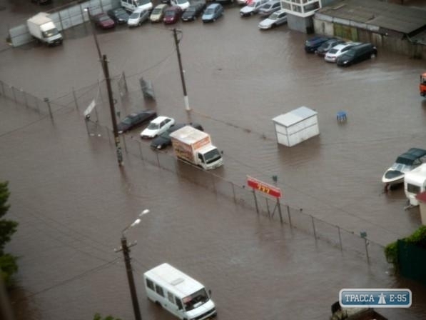 Мощный ливень в Одессе превратил улицы в реки, а транспорт перестал ходить (фото)