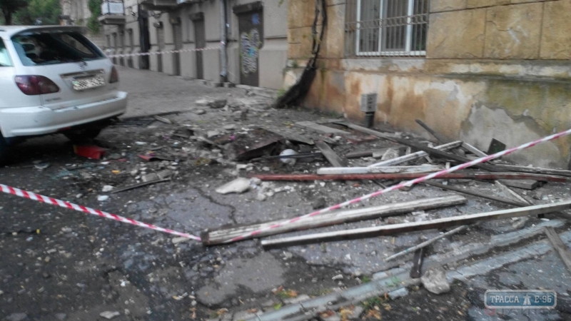 Три балкона рухнули в центре Одессы (фото)