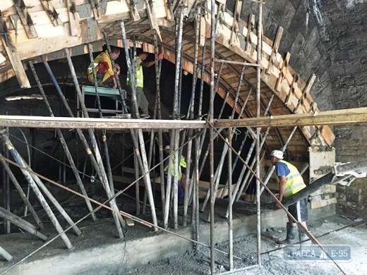 Строители восстанавливают проходы под Потемкинской лестницей в Одессе (фото)