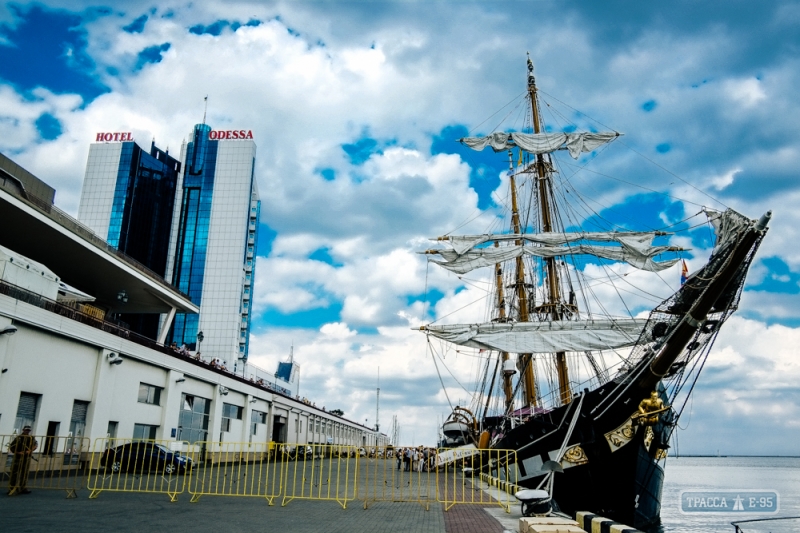 Восьмидесятилетний итальянский парусник пришвартовался в Одесском порту (фоторепортаж)