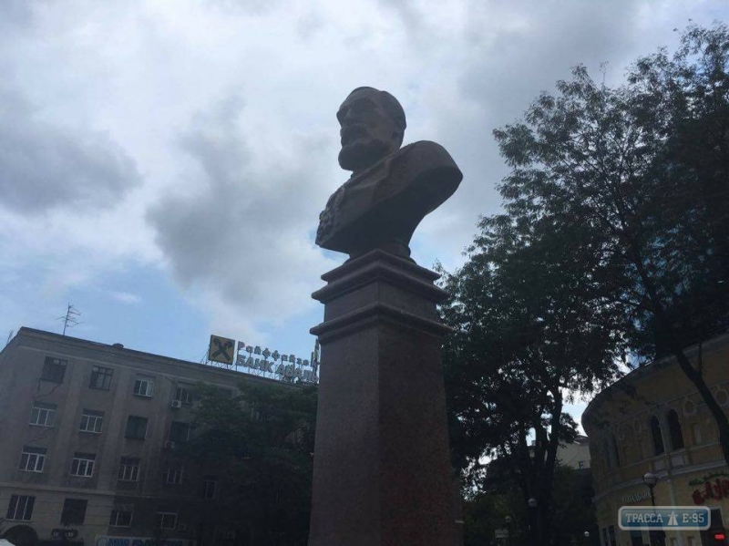 Рабочие установили на Греческой площади Одессы второй памятник Григорию Маразли (фото)