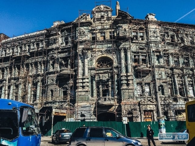 Разрушенный Дом Руссова в центре Одессы снова спрятали от глаз туристов