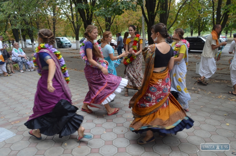 Странствующие кришнаиты пели и танцевали на улицах Измаила