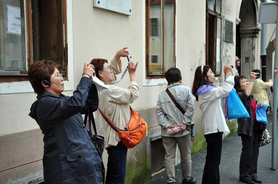 Группа зарубежных туристов своими глазами хочет. Туристы в Японии. Япония туризм. Въездной туризм Японии. Японские туристы в Европе.