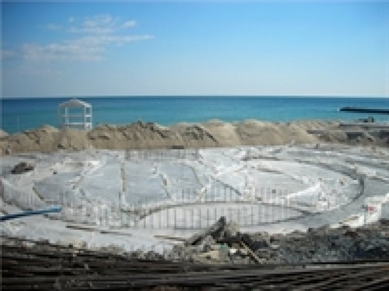 Очередная стройка на побережье - одесский пляж залили бетоном, чтобы построить 4-этажный клуб