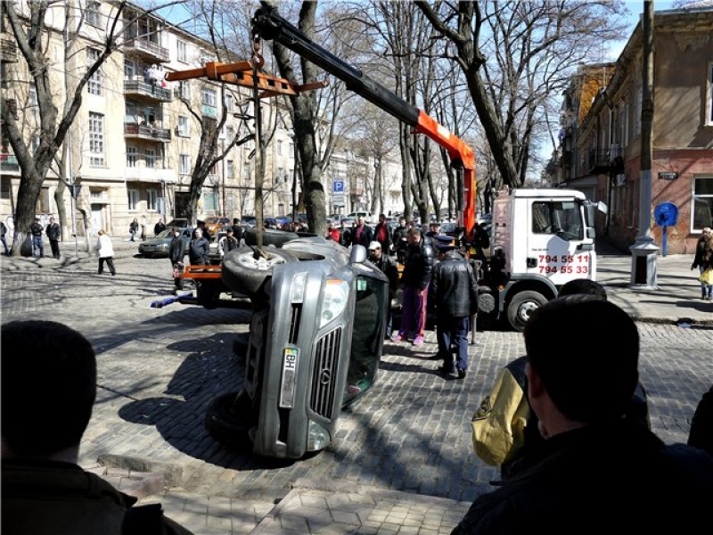 Джип перевернулся в центре Одессы. Виновата девушка-водитель