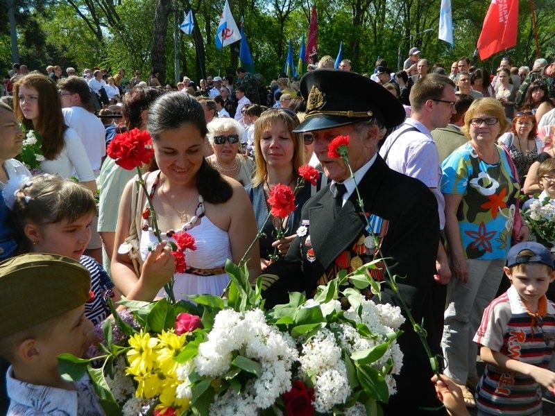 Одесситы отметили День Победы возложением цветов к памятникам погибшим бойцам и военным парадом 